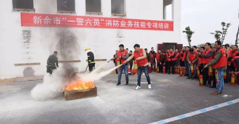 怎样使用干粉灭火器简答（灭火器有几种）