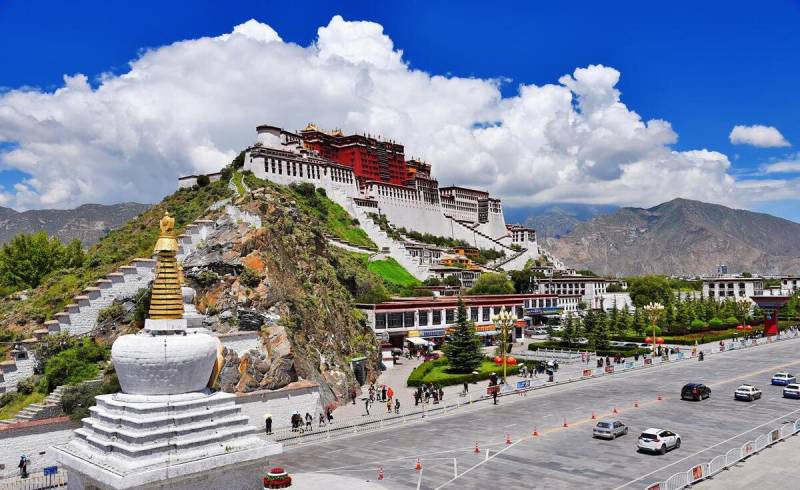 西藏旅遊攻略必去景點（西藏旅遊必去十大景點）