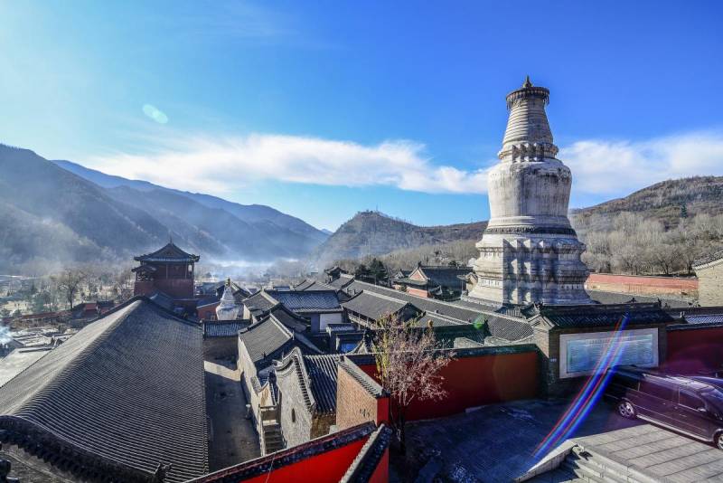 这是杭州的江南悬空寺英语（杭州江南水乡景点）