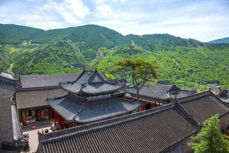 这是杭州的江南悬空寺英语（杭州江南水乡景点）