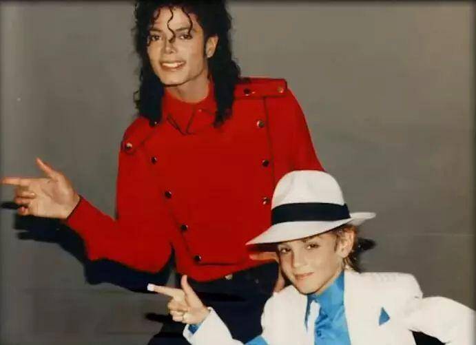 纪录片《迈克尔杰克逊惊天大阴谋》还原MJ案件真相（杰克逊最经典的纪录片）
