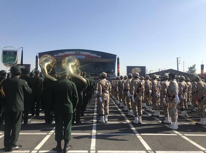 伊朗纪念两伊战争爆发43周年阅兵式，展示国力同时对地区和平发声