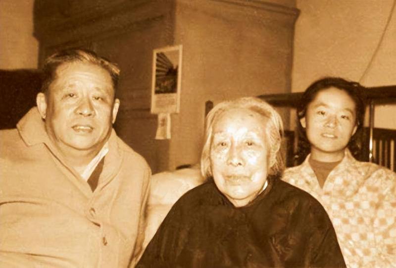 84岁扫地大妈豪捐24亿，低调善举震撼上海，保洁界的隐藏大佬引社会赞誉