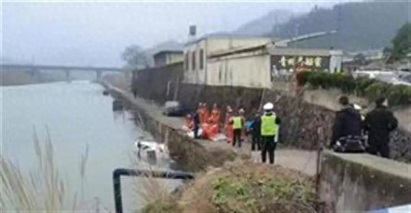 江門墜江轎車已打撈出水 救援人員全力搜救失蹤人員，家屬焦急等待消息