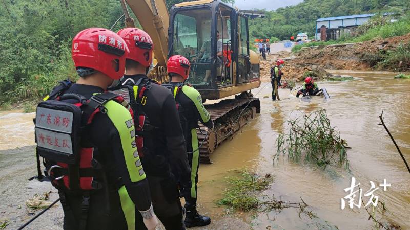 洪水淹到小腿，消防員英勇救援，5小時不懈努力救出被睏轎車司機