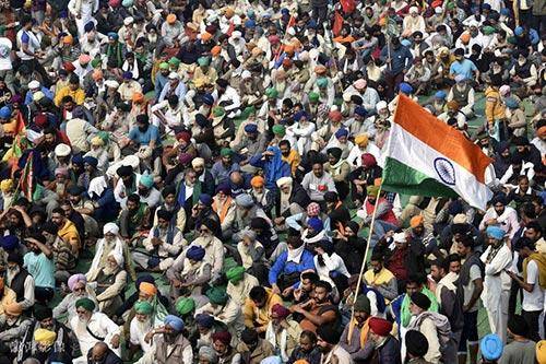 印度数十万农民数月游行，坚持不懈终获胜果，对峙一年超过750农民牺牲，莫迪政府终于让步，印农群体高呼“革命万岁”！