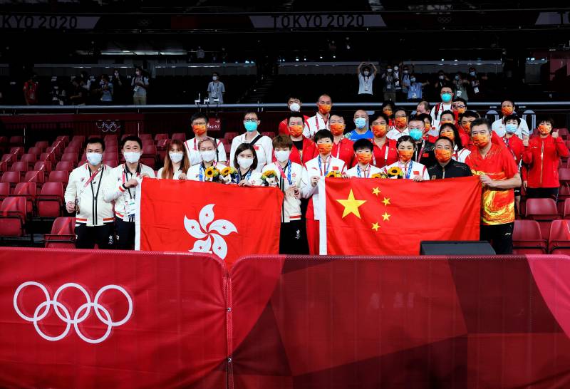 加拿大女乒教练和队员用粤语与普通话传情达意，感慨万千，文化交流的魅力超越国界