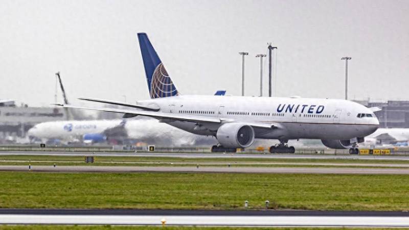 波音再出事故，美联航一架777客机引擎故障紧急改道降落，乘客经历惊魂时刻
