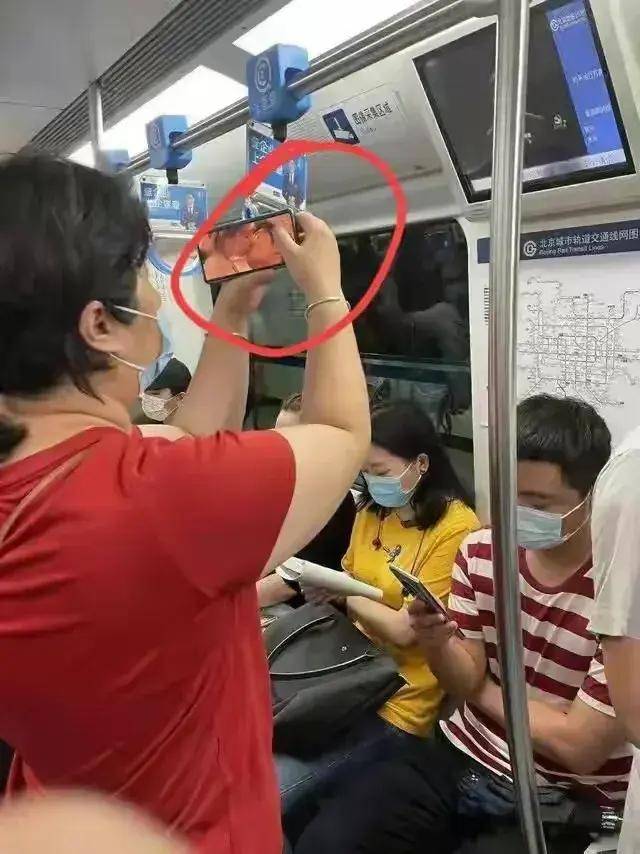 把猫当囡囡养的上海阿姨，抱着猫咪坐公交，乘客侧目，阿姨，公共场所这样疼爱是不是有点过啦？