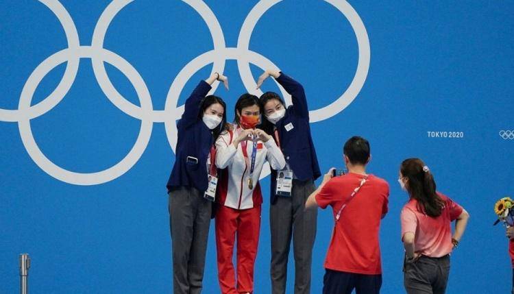 郭晶晶陈若琳施廷懋合影比心，中国跳水三代女神同框！一张照片凝聚13枚奥运金牌荣耀