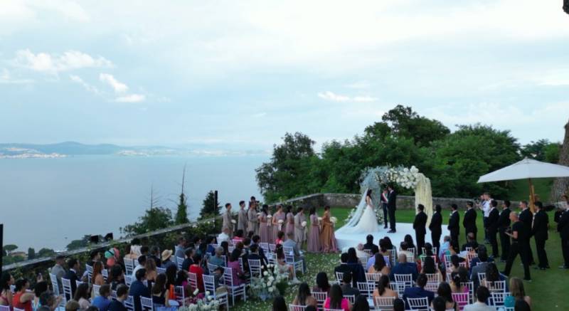 梁咏琪婚礼惊艳国外！香港歌坛女神见证香港女导演与印度男星跨国爱情，连续三天盛况空前，一家盛装亮相共襄盛举。