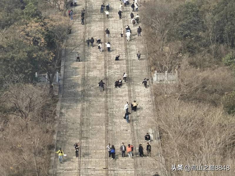 大山羊娱乐，二十年后重游家乡山顶公园，娱乐项目丰富但细节仍需打磨