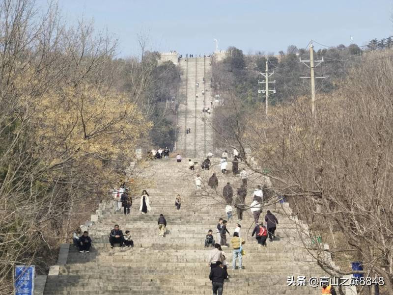 大山羊娱乐，二十年后重游家乡山顶公园，娱乐项目丰富但细节仍需打磨