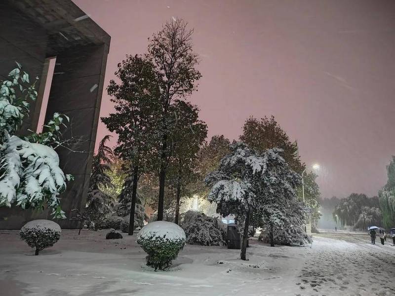 潍坊科技学院版美丽中国，雪中校园，绽放科技与自然交融的静谧之美