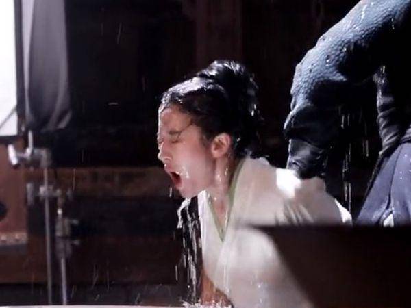 劉亦菲水下戯驚險一幕！《夢華錄》拍攝中頭被壓進水裡，敬業縯繹令人心疼