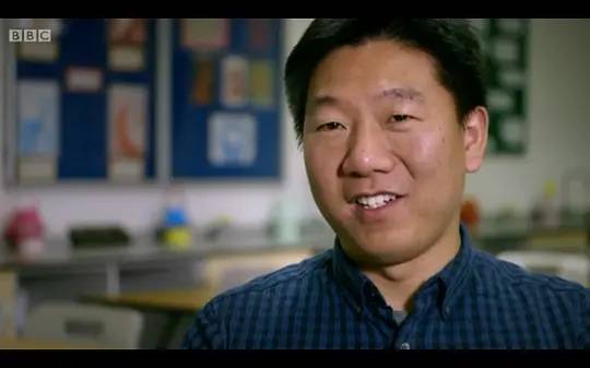 BBC中国式教学纪录片揭示，《中国老师来了》深入探讨中英教育理念碰撞，激发教育差异深思