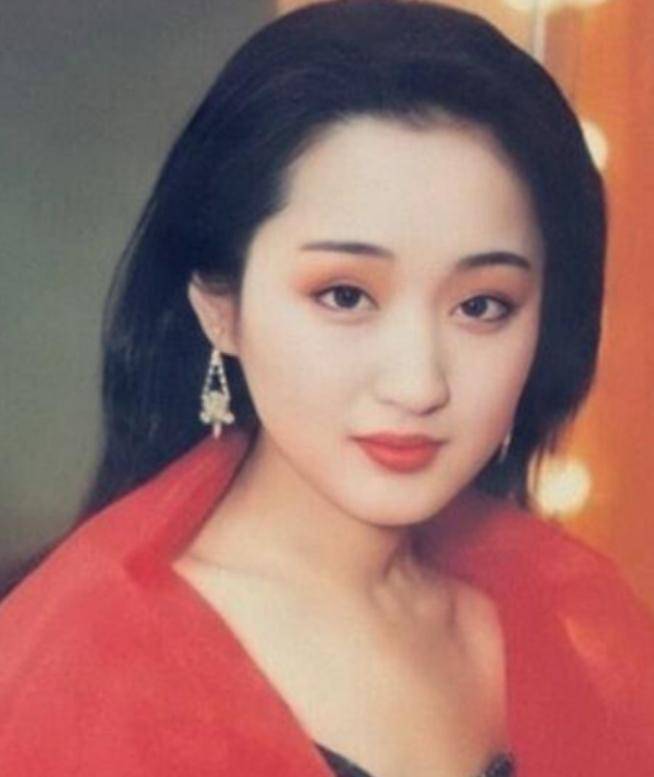 2000年杨钰莹新专辑《故事》原版MV曝光，甜歌皇后的事业传奇与情感谜团