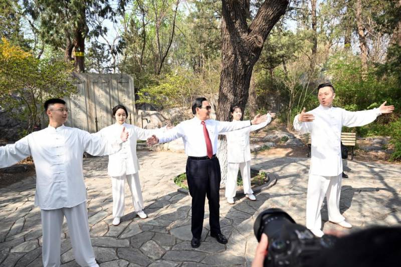 携手两岸未来发展，马英九先生率台湾青年学生一行访问北大，燕园共话、重逢甚欢