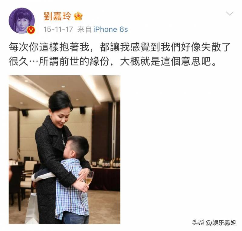 胡皓康的微博引发关注，刘嘉玲晒与干儿子合照，康康高大强壮，如今已惊人长成一米八高挑少年！