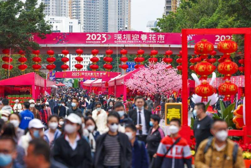 深圳人首批新春花市开门迎客，繁花似锦闹新春，浓浓年味扑面而来。