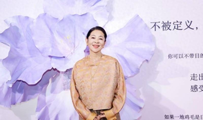倪萍超話，在上海璀璨晚會後，慷慨贈送新中式縯出服給家中保姆