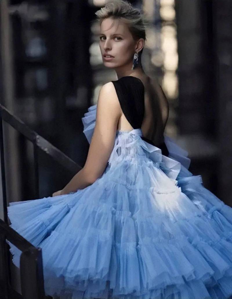 KarolinaKurkova的微博，超模Karolina Kurkova 登上娘家版《VOGUE》封面，惊艳时尚界！