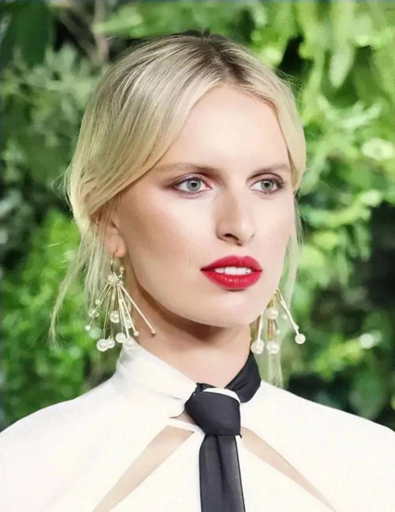 KarolinaKurkova的微博，超模 Karolina Kurkova 登上娘家版《VOGUE》封面，惊艳时尚界！