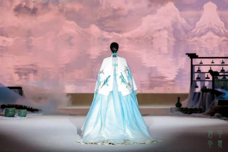 北京新面孔模特学校微博，新面孔学员惊艳亮相盖娅传说2024秋冬发布会舞台