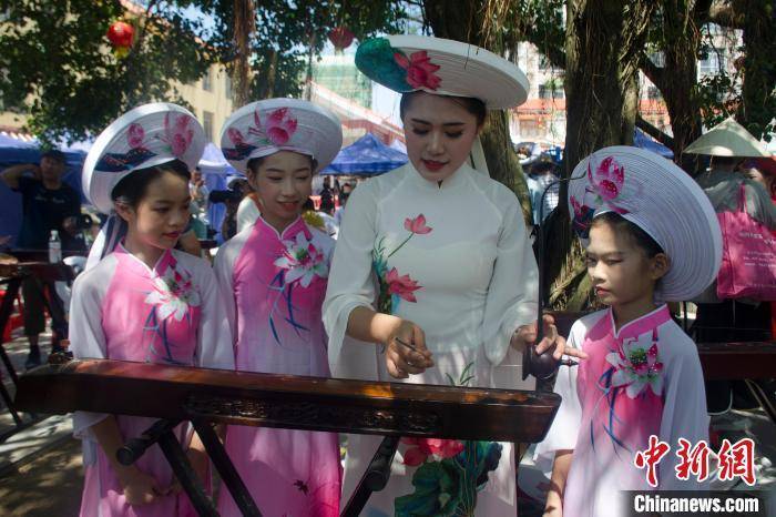 中越两国京族共度哈节，边民载歌载舞共庆传统佳节，感受非遗文化魅力交流情深谊长。