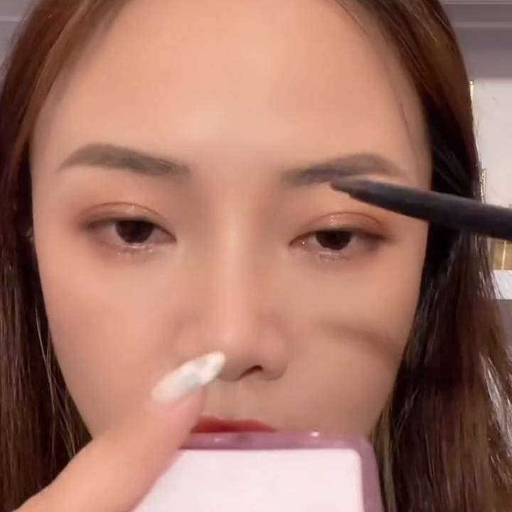 一只眼线胶笔的完美画法，新手适合的使用技巧，一步一步教会你打造精致眼妆