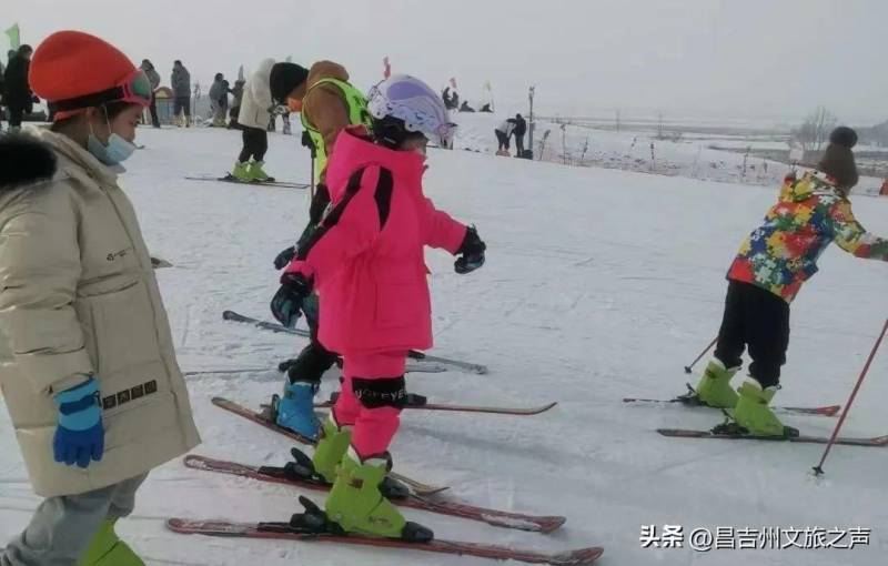 凤凰欢乐谷滑雪场开板迎客，冬日畅滑，体验雪上激情！