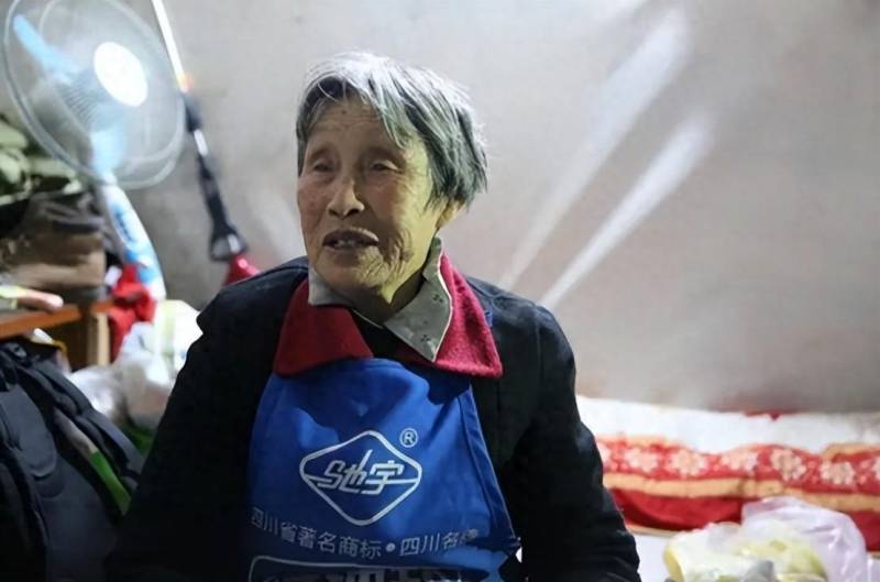 蒋贵英的微博引发关注，成都八旬老太捡垃圾照顾58岁女儿，坚强生活态度感动网友，“不敢死，因为有爱在肩”