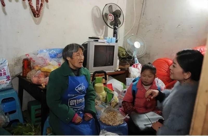 蒋贵英的微博引发关注，成都八旬老太捡垃圾照顾58岁女儿，坚强生活态度感动网友，“不敢死，因为有爱在肩”