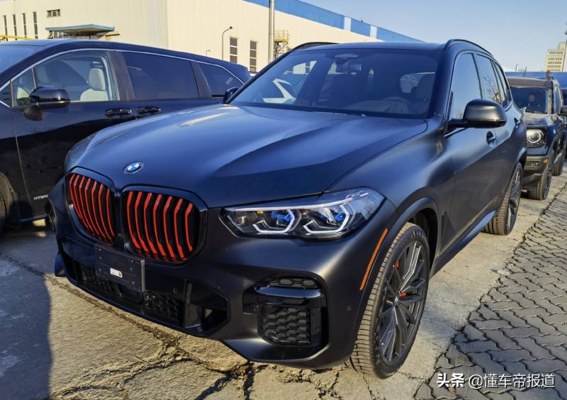 美槼寶馬X5驚豔亮相，特別版車型國內到港，起售價約人民幣52萬，紅黑配色彰顯獨特魅力！