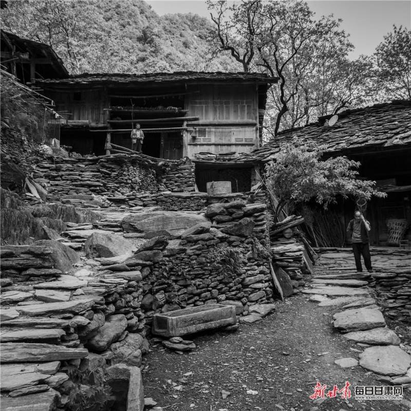 【筑行小康】动画片《巴巴爸爸》里隐藏的建筑历史知识——探秘石头砌成的古村落，文县巴巴沟的千年传承与现代演绎