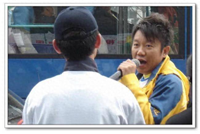 王天雷的微博，重温当年长春著名广播主持人天雷带领学生街头募捐的温情时光