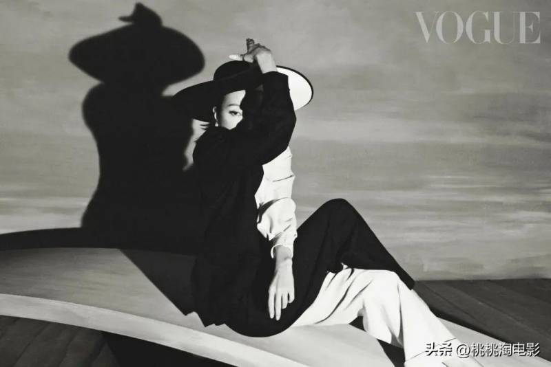 许芳宜惊艳登台版《VOGUE》封面，舞动新春风采，气质优雅身姿灵动尽显艺术魅力。
