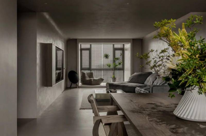 “大面积灰色装修，打造230㎡现代极简风格，天花板至墙面一色到底，独特美感尽显高级感”