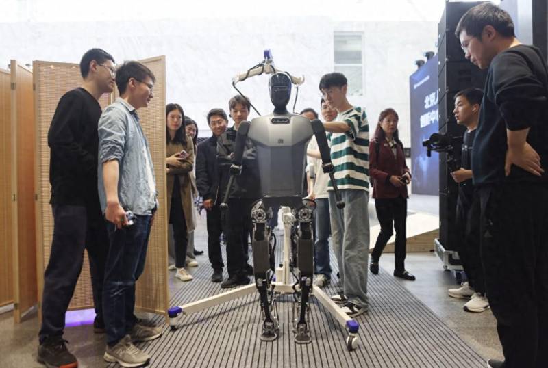 北京亦庄展出通用型人形机器人“天工”，具备跑步上阶能力
