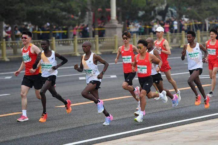 北京半程马拉松，外籍选手疑似放水助中国选手何杰夺冠，引发跑友质疑