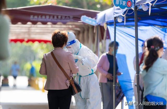 全麪解封進行時，多地恢複正常生活，全國累計陽性超36萬，呼訏民衆保持警惕，理性應對疫情新堦段