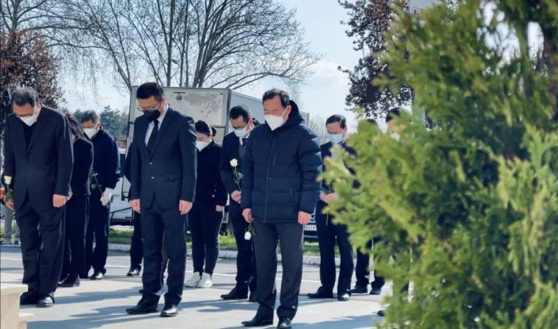 缅怀在北约轰炸中无私奉献的3名烈士，驻塞尔维亚使馆深切悼念