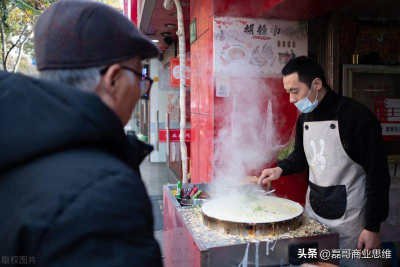 彩虹煎饼，地摊经济新宠儿，创意美食引潮流