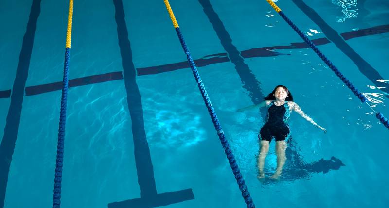 没有时间学游泳，孩子一个月就放弃，家长如何智慧引导继续坚持？