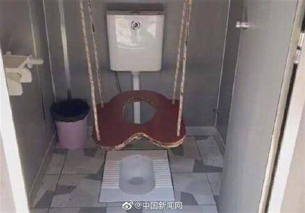 重庆一景区设“秋千厕所”引热议，回应称，增添游客体验乐趣，未来将推出“弹簧厕所”新创意