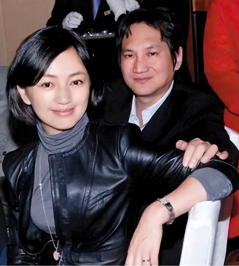 罗海琼俩女儿曝光，遗传妈妈美貌，明星家庭幸福满溢，儿女双全成人生赢家