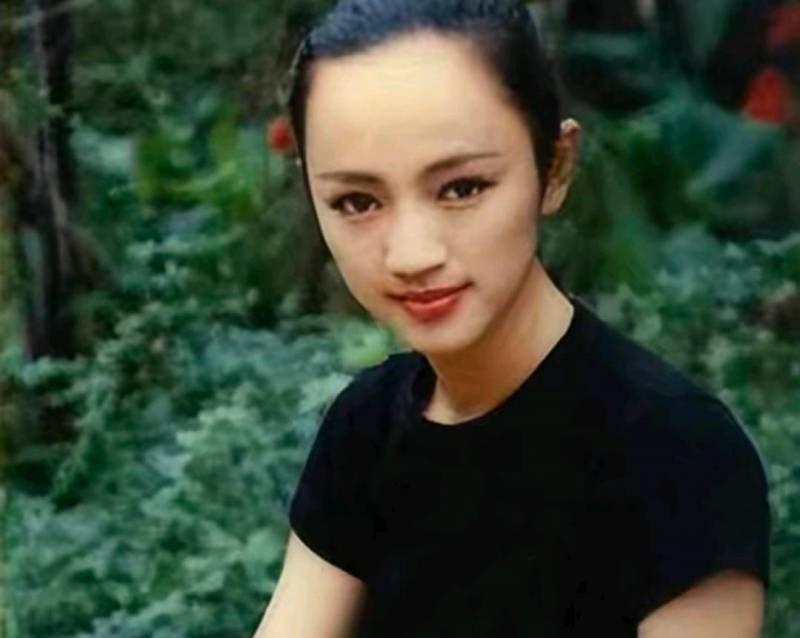 罗海琼俩女儿曝光，遗传妈妈美貌，明星家庭幸福满溢，儿女双全成人生赢家