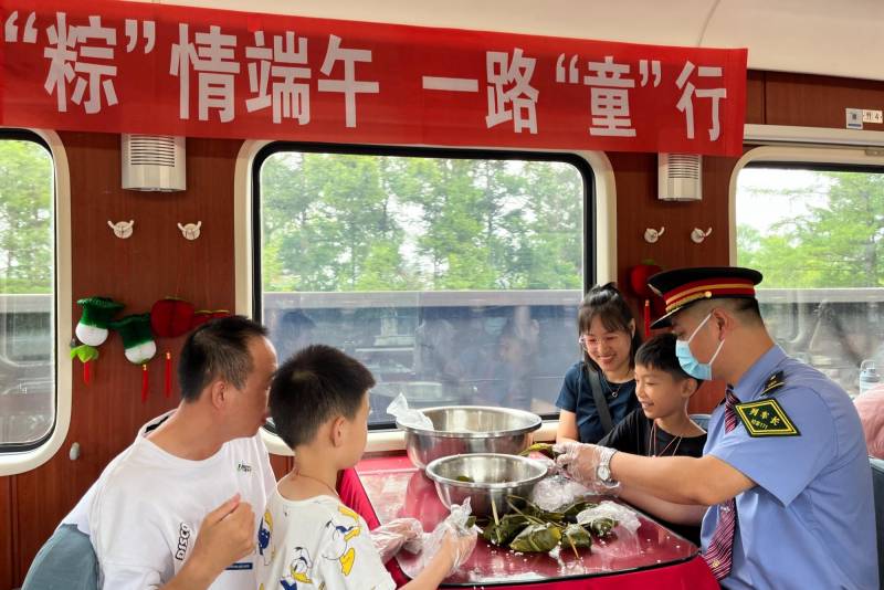 【网络中国节】粽情端午，共享佳节，传承文化韵律之美 【网络中国节·端午】车厢里的温馨时光，粽情端午，共话民族记忆