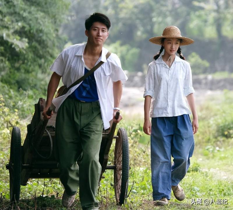 《山楂树之恋》，山楂树下的纯真时光，窦骁亲吻周冬雨脸颊，诠释爱与青春的悸动瞬间