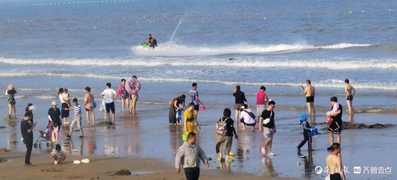 初秋的海边，微风拂面，金沙滩上人潮依旧